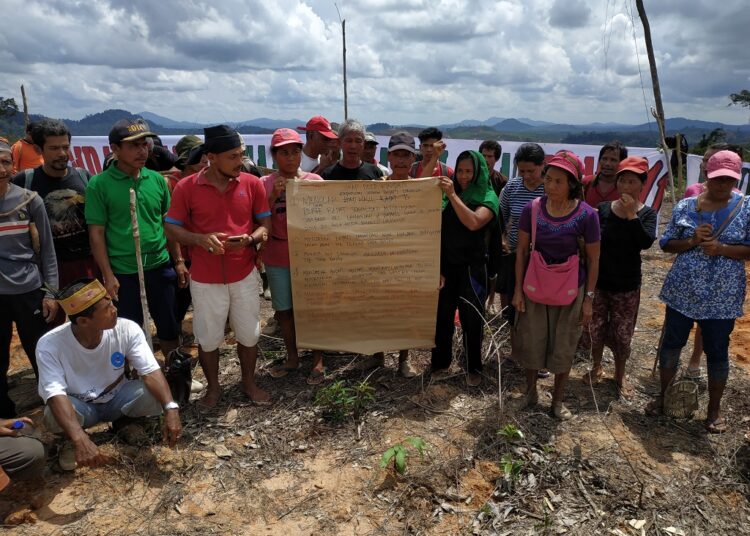 Aksi protes yang dilakukan masyarakat Aia Gadang, Kecamatan Pasaman, Kabupaten Pasaman Barat terhadap perusahaan sawit yang diduga lakukan kriminalisasi (ist)