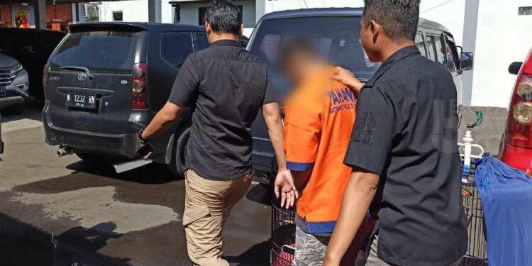 Salah seorang tersangka penganiayaan santri PMDG saat ditangkap polisi (ist)