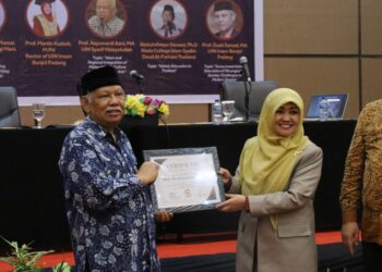 Prof Azyumardi Azra bersama Rektor UIN Imam Bonjol Padang, Martin Kustati (ist)