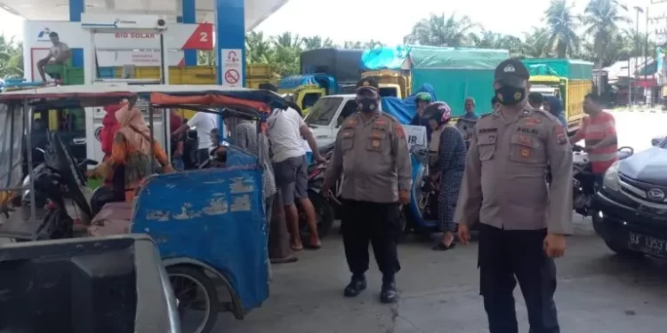 Cegah danya penimbunan, penyelewengan, penyalahgunaan serta penyelundupan bahan bakar minyak (BBM) bersubsidi, Polres Pasbar terjunkan personel mengawasi SPBU