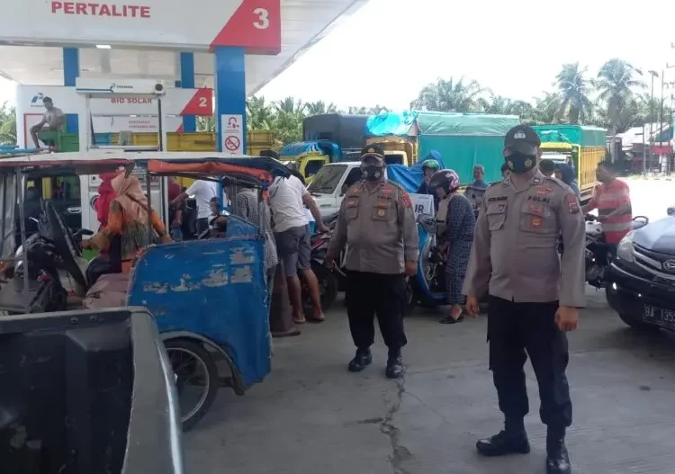 Cegah danya penimbunan, penyelewengan, penyalahgunaan serta penyelundupan bahan bakar minyak (BBM) bersubsidi, Polres Pasbar terjunkan personel mengawasi SPBU