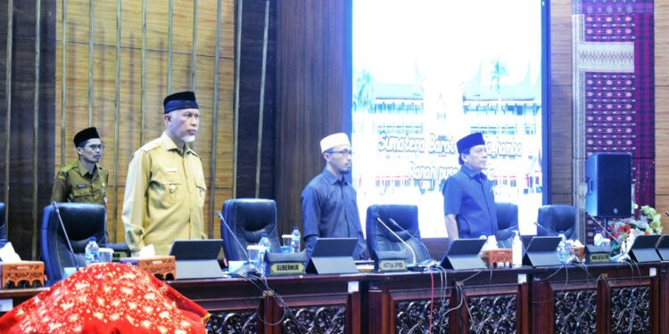 Gubernur Sumbar Mahyeldi Ansharullah dan Pimpinan DPRD Sumbar dalam Rapat Paripurna penyampaian Nota Pengantar RAPBD Tahun 2023 (ist)