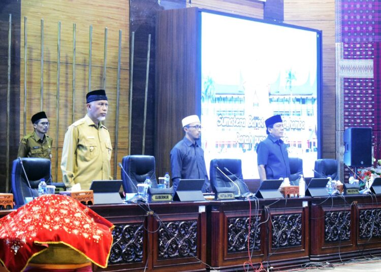 Gubernur Sumbar Mahyeldi Ansharullah dan Pimpinan DPRD Sumbar dalam Rapat Paripurna penyampaian Nota Pengantar RAPBD Tahun 2023 (ist)