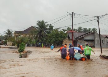 Petugas BPBD melakukan evakuasi korban banjir di Kota Solok. Foto: Ist