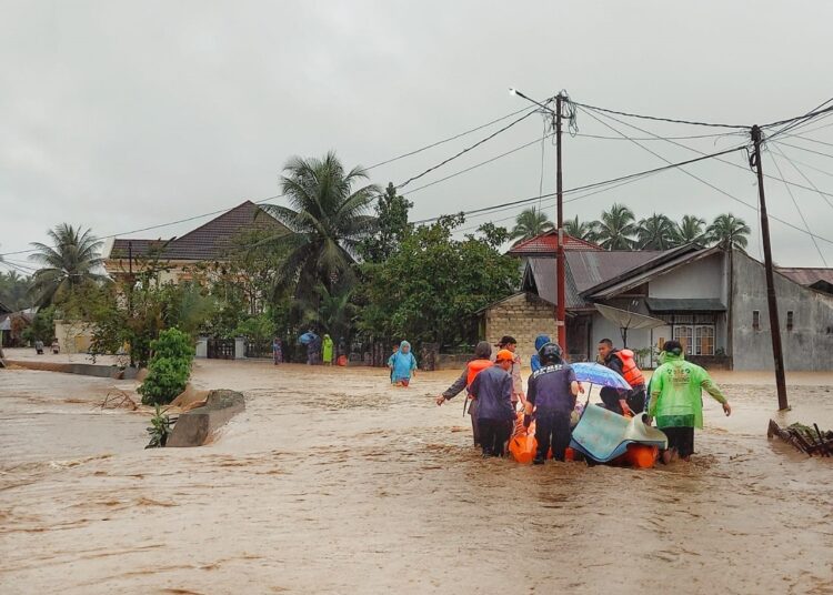 Petugas BPBD melakukan evakuasi korban banjir di Kota Solok. Foto: Ist