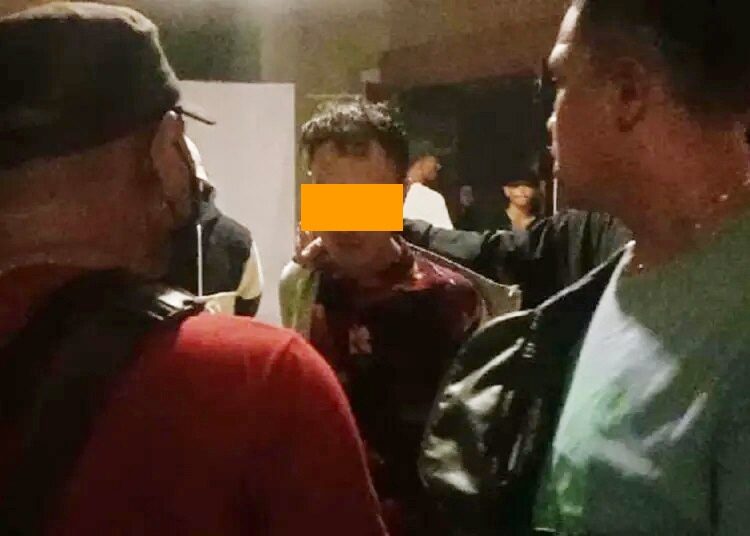 Terduga pengedar narkoba ditangkap di depan salah satu hotel di Jalan Bundo Kanduang Kota Padang (Ist)