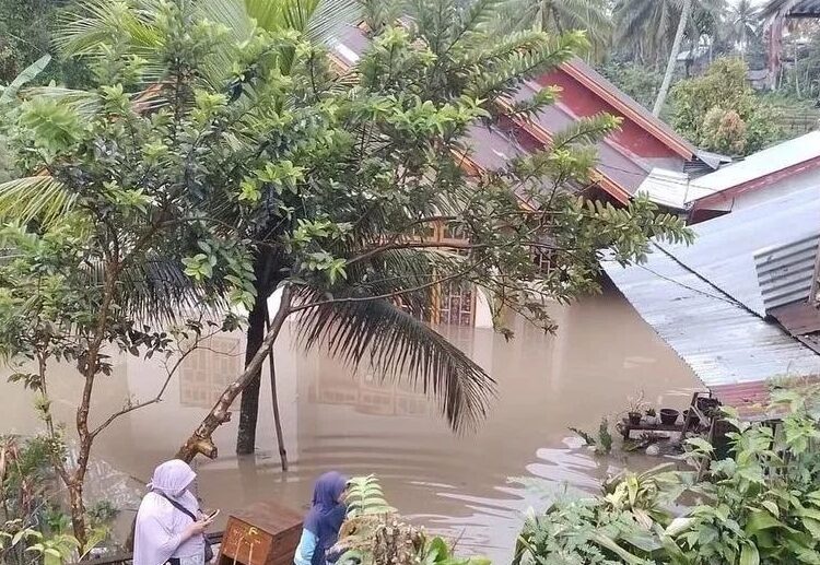 Banjir di Jorong Mandahiliang, Nagari Pagaruyung, Kecamatan Tanjung Emas Tanah Datar, Minggu (2/10/2022). Foto: BPBD Tanah Datar