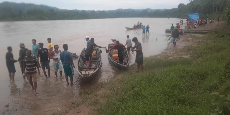 Proses pencarian warga Dharmasraya yang diduga terseret arus saat mandi di Sungai Batanghari. (ist)