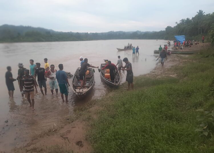 Proses pencarian warga Dharmasraya yang diduga terseret arus saat mandi di Sungai Batanghari. (ist)