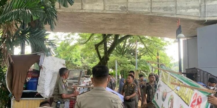 Lapak PKL di Jalan Batang Arau Ditertibkan Satpol PP Padang (ist)