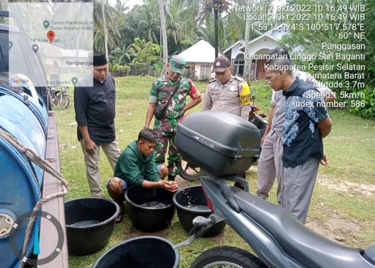 Penyaluran bantuan bibit ikan lele kepada masyarakat miskin di Nagari Punggasan Pessel (ist)