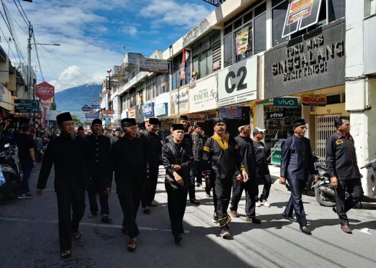 Sejumlah niniak mamak turun ke jalan tolak rencana Wali Kota Bukittinggi bangun awning di Jalan Minangkabau (ist)