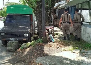 Mobil toko yang parkir di badan jalan di kawasan Tarandam Kota Padang (ist)