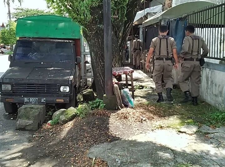 Mobil toko yang parkir di badan jalan di kawasan Tarandam Kota Padang (ist)