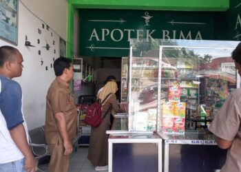 Sidak yang dilakukan Dinkes dan Polisi ke sejumlah apotek di Pariaman (ist)