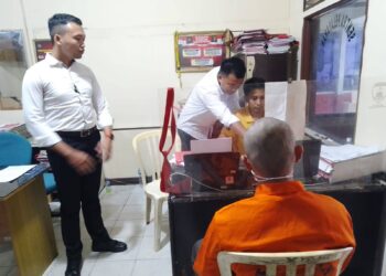 Pelaku pencabulan anak bawah umur saat diperiksa di Mapolres Payakumbuh (ist)