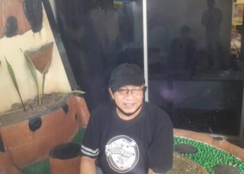 Manager salah satu hotel di Padang, US, memberikan keterangan usai dipanggil polisi usai penangkapan terduga penyalahgunaan narkoba. (Ist)