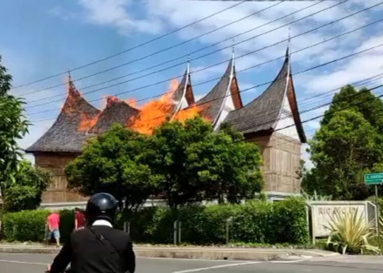 Rumah Gadang terbakar di Jalan Sumatera Pakan Sinayan Kecamatan Payakumbuh Barat Kota Payakumbuh Rabu siang (19/10/2022)