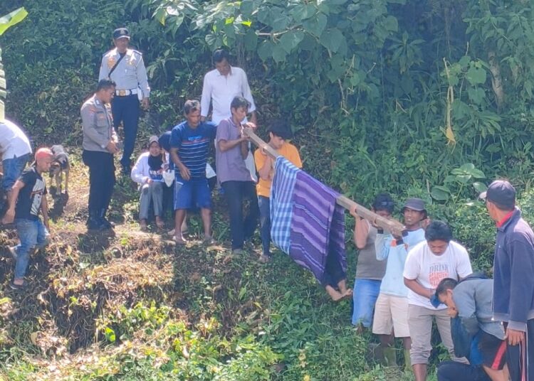 Evakuasi jasad petani yang ditemukan meninggal di Nagari Maninjau, Kecamatan Tanjung Raya, Kabupaten Agam. Foto: ist