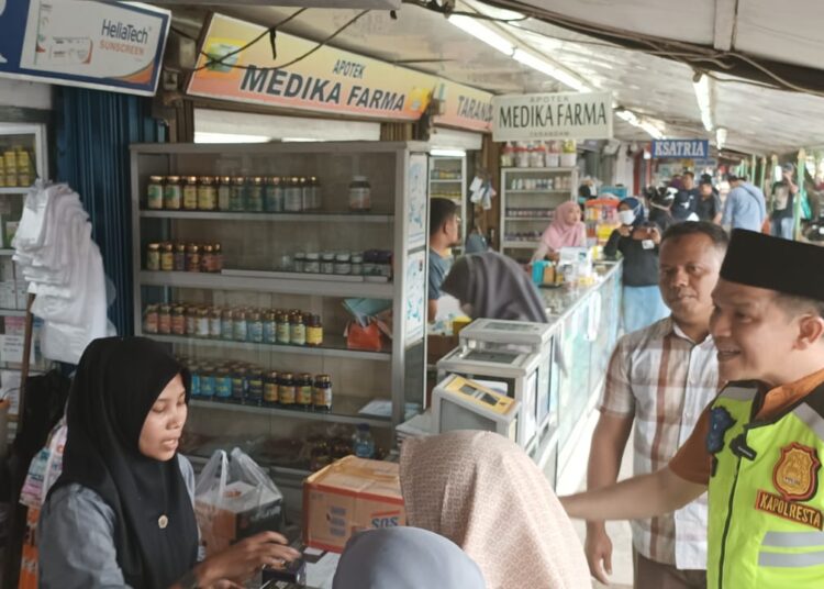 Kapolresta Padang, Kombes Pol Ferry Harahap melakukan sidak di sejumlah apotek, Minggu (23/10/2022).
