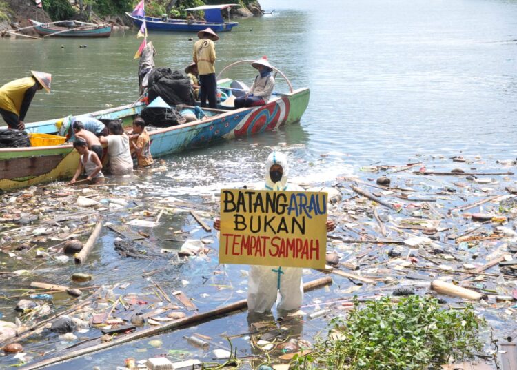 Aksi protes yang dilakukan Walhi Sumbar beberapa waktu lalu atas pencemaran yang terjadi di Batang Arau (ist)