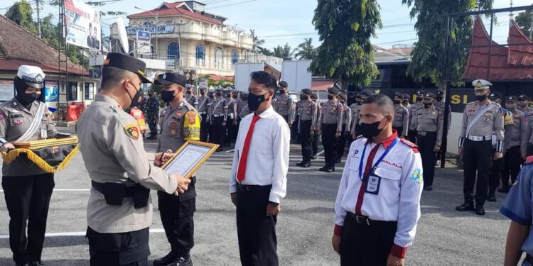 Penyerahan penghargaan kepada sopir dan kernet bus yang berhasil menggagalkan pengiriman paket ganja ke Jakarta (Foto:FB/Palala Fans)