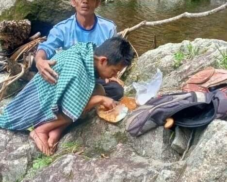 Rinaldi (25) saat ditemukan pemikat burung di kawasan air terjun di kaki Gunung Sago (Dok. Basarnas Limapuluh Kota)