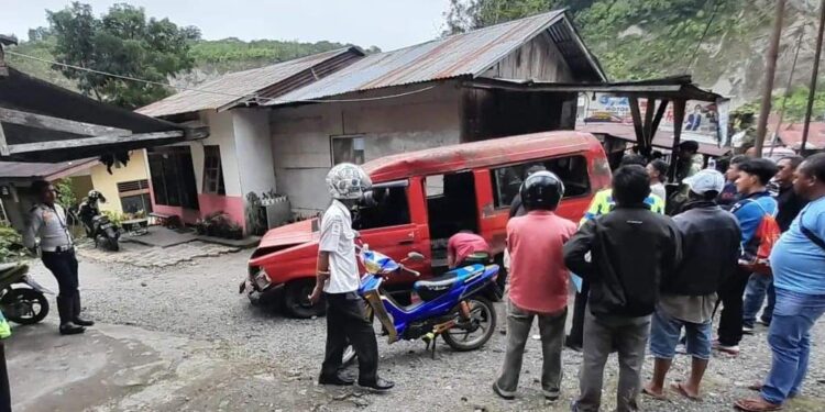 Angkot terbalik di turunan Ngarai Sianok, Rabu (5/10/2022) (ist)