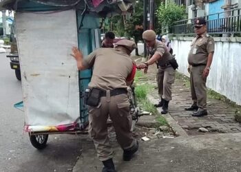 Jualan di trotoar, gerobak PKL diangkut Satpol PP Padang (ist)