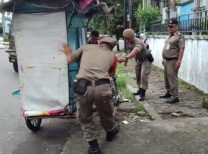 Jualan di trotoar, gerobak PKL diangkut Satpol PP Padang (ist)