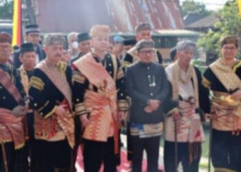 Irjen Teddy Minahasa dianugerahi gelar kehormatan adat dari Tampuak Tangkai Alam Minangkabau di Desa Pariangan Nagari Tuo, Tanah Datar, pada Kamis (16/6/2022).