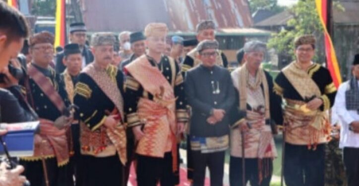 Irjen Teddy Minahasa dianugerahi gelar kehormatan adat dari Tampuak Tangkai Alam Minangkabau di Desa Pariangan Nagari Tuo, Tanah Datar, pada Kamis (16/6/2022).