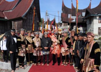 Irjen Teddy Minahasa dianugerahi gelar kehormatan adat dari Tampuak Tangkai Alam Minangkabau di Desa Pariangan Nagari Tuo, Tanah Datar, pada Kamis (16/6/2022).