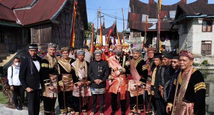 Irjen Teddy Minahasa dianugerahi gelar kehormatan adat dari Tampuak Tangkai Alam Minangkabau di Desa Pariangan Nagari Tuo, Tanah Datar, pada Kamis (16/6/2022).