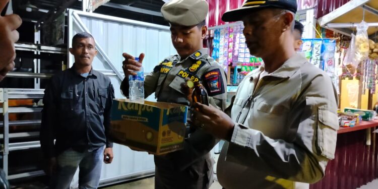 Minuman beralkohol yang dijual bebas di sebuah warung yang berada di depan sekolah (ist)