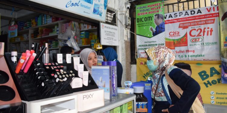 Sidak yang dilakukan BPOM ke sejumlah apotek di Pasar Raya Padang (ist)