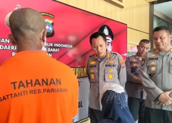 Kapolres Pariaman AKBP Abdul Azis saat jumpa pers terkait penelantaran anak, Senin (31/10/2022).