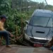 Mobil Dinas PSDA Sumbar terperosok di jembatan gantung di Nagari Tluk Kualo, Kecamatan Aor Pura, Pesisir Selatan, Senin (3/10/2022). Foto: Ist