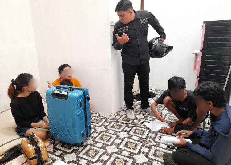 Dua pasangan remaja belasan tahun yang diduga berbuat mesum di kos-kosan di Kota Padang (ist)