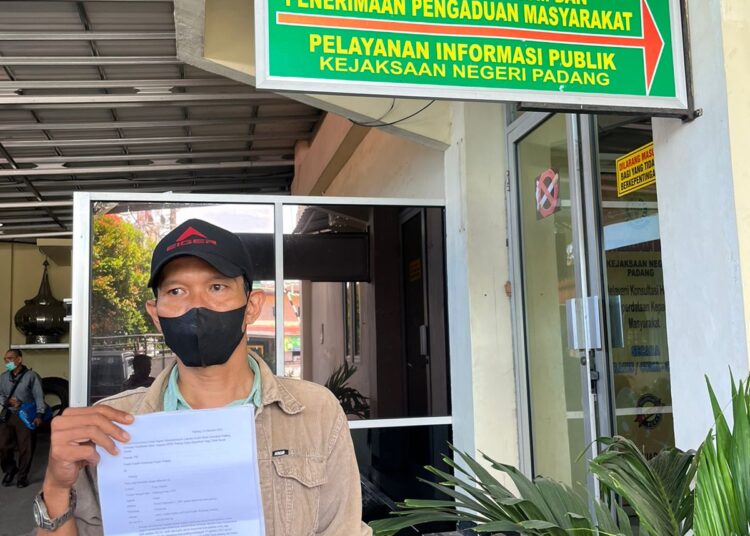 Wakil Sekretaris DPC Partai Demokrat Padang Tony Hendri saat mendatangi Kejari Padang (ist)