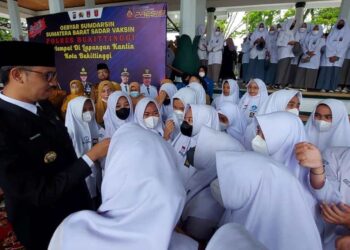 Wali Kota Erman Safar saat bersama sejumlah pelajar di Bukittinggi (ist)