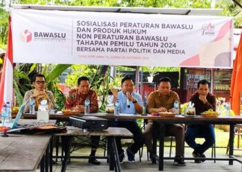 Komisioner Bawaslu Sumbar saat hadir dalam kegiatan sosialisasi bersama pengurus Parpol di Kota Pariaman (ist)