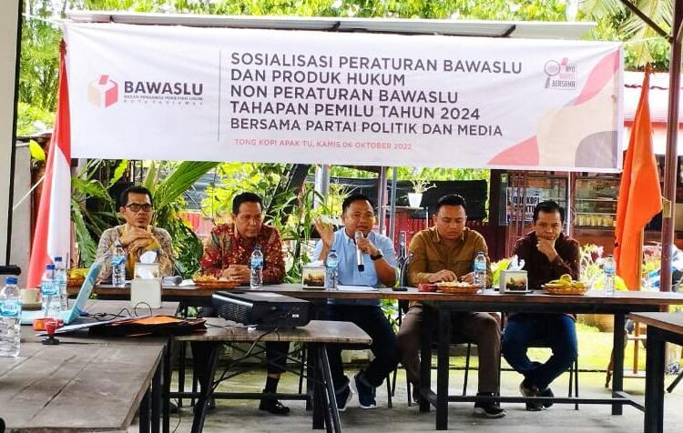 Komisioner Bawaslu Sumbar saat hadir dalam kegiatan sosialisasi bersama pengurus Parpol di Kota Pariaman (ist)