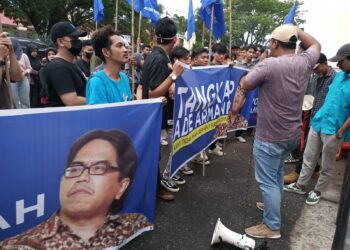 Sejumlah massa datangi Polda Sumbar tuntut Ade Armando segera ditangkap (ist)