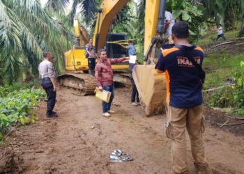 Ekskavator yang ditemukan kepolisian saat melakukan penertiban tambang emas ilegal di bantaran sungai di Jorong Rimbo Canduang Pasbar (ist)