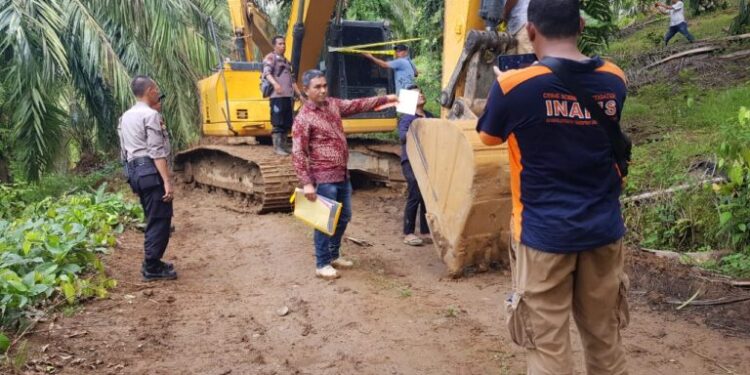 Ekskavator yang ditemukan kepolisian saat melakukan penertiban tambang emas ilegal di bantaran sungai di Jorong Rimbo Canduang Pasbar (ist)