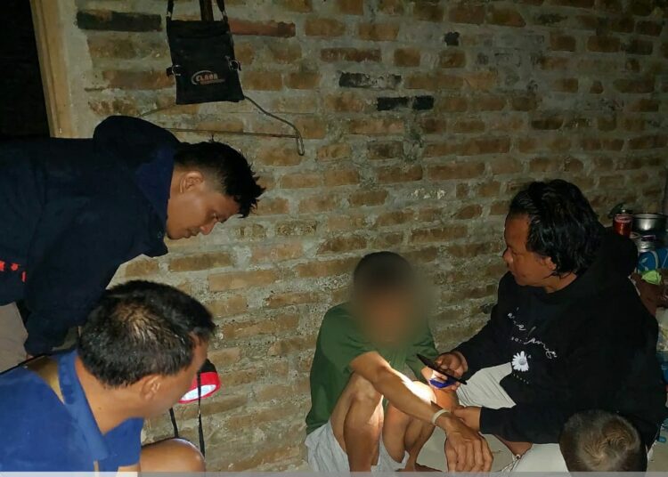 Seorang pria diduga pengedar narkoba dikepung polisi saat tengah tertidur lelap (ist)