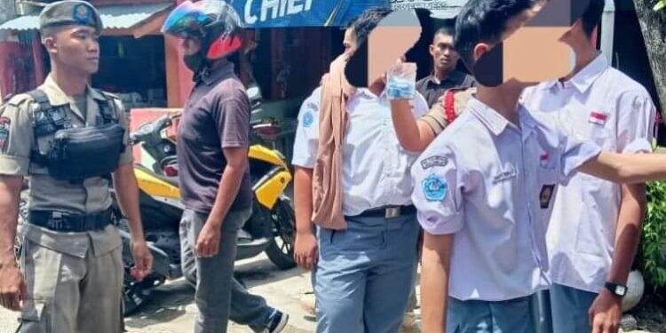 Belasan pelajar di Padang yang kedapatan main domino saat jam pelajaran berlangsung (ist)