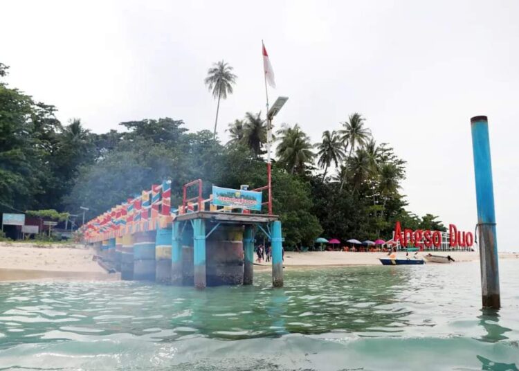 Kondisi dermaga apung di Pulau Angso Dua Pariaman  usai diterjang ombak besar (ist)