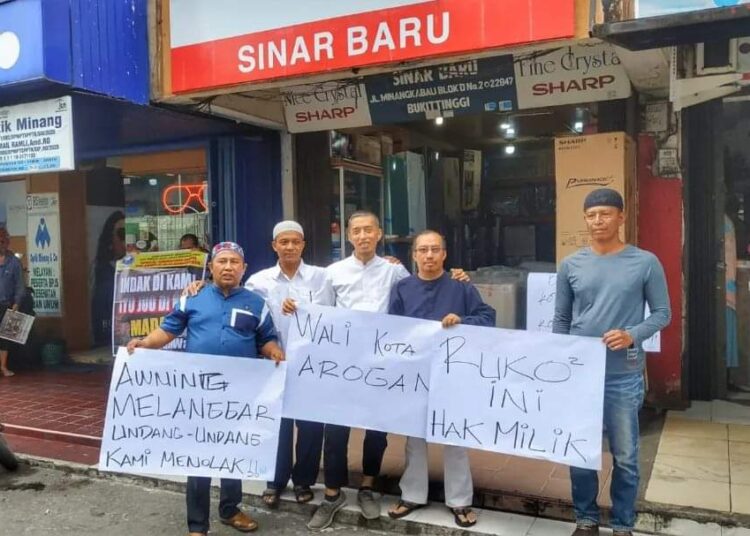 Aksi penolakan pembangunan awning yang dilakukan sejumlah pedagang Jalan Minangkabau beberapa waktu lalu (ist)